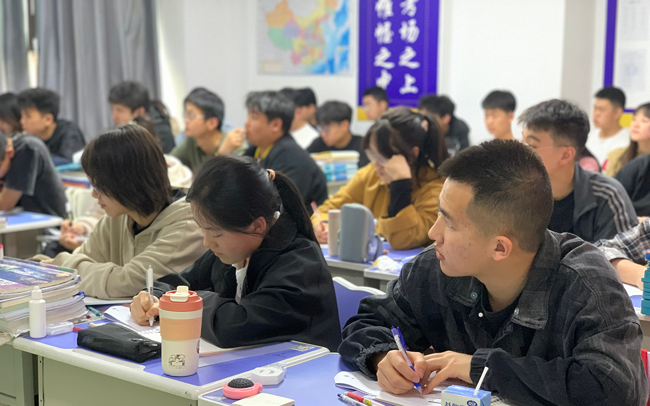 学生特写.png