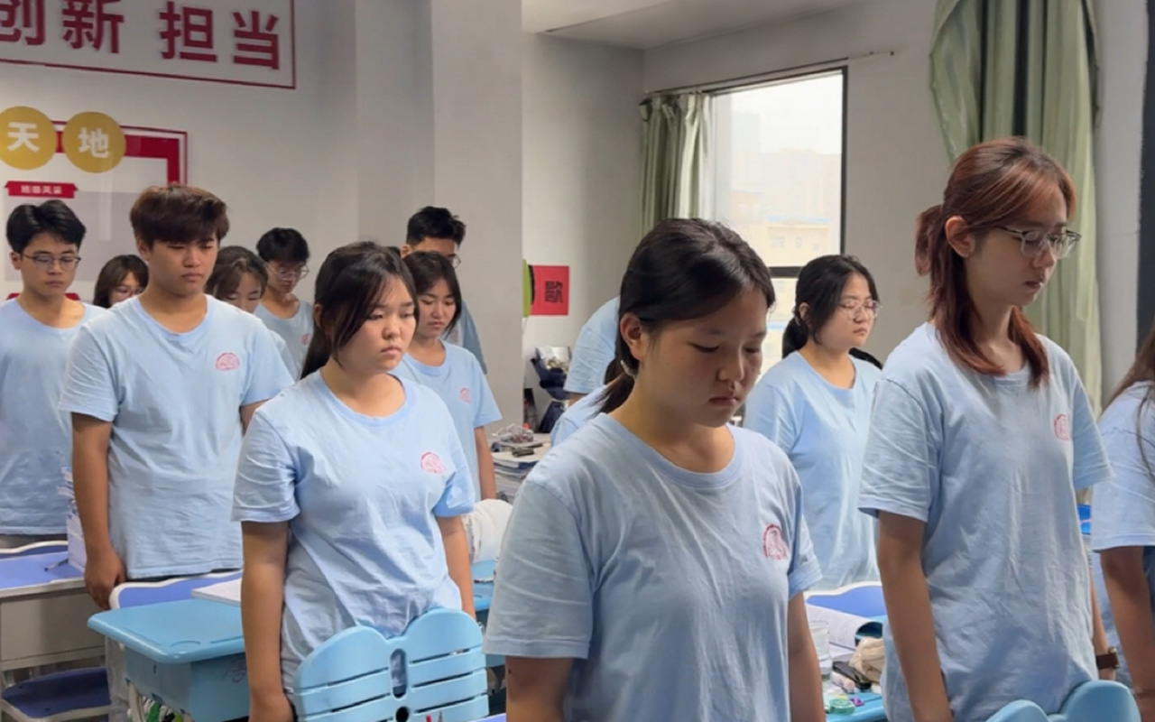 默哀.jpg 默哀.jpg